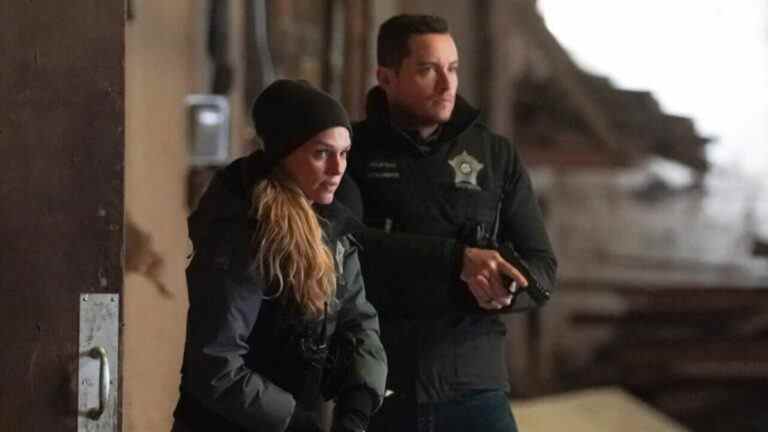 Les stars de Chicago PD Jesse Lee Soffer et Tracy Spiridakos accueillent une nouvelle série régulière avec une photo BTS amusante
