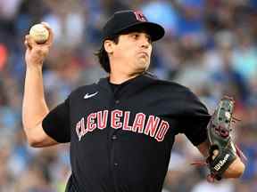 Le lanceur partant des Cleveland Guardians, Cal Quantrill, livre un lancer contre les Blue Jays de Toronto.