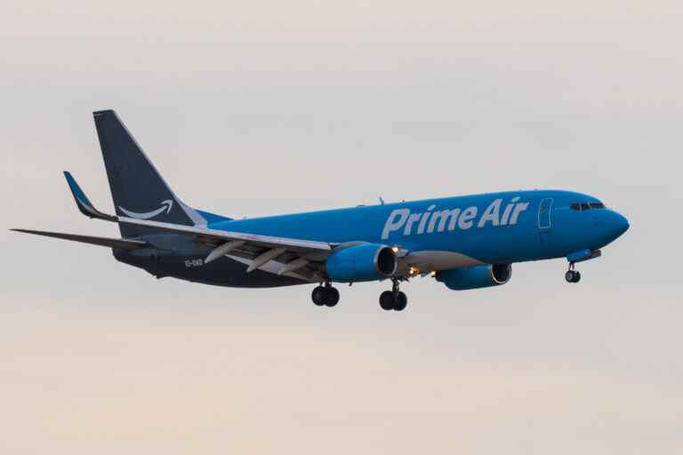 Les travailleurs du hub de fret d’Amazon Air sont sortis pour protester contre les salaires et les conditions