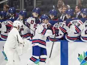 Matt Coronato, des États-Unis, célèbre un but contre l'Autriche lors du Championnat mondial de hockey junior de l'IIHF à Rogers Place à Edmonton, le samedi 13 août 2022. Les États-Unis ont gagné 7-0.