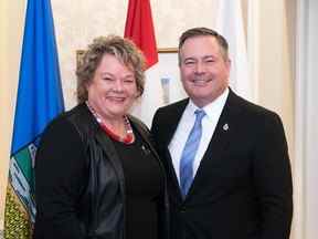 Jackie Armstrong-Homeniuk, députée de Fort Saskatchewan-Vegreville, a été nommée ministre associée de la Condition féminine en juin par le premier ministre Jason Kenney (à droite).