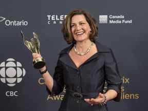 Lisa LaFlamme détient son prix de la meilleure présentatrice de nouvelles aux Canadian Screen Awards à Toronto le 1er mars 2015.