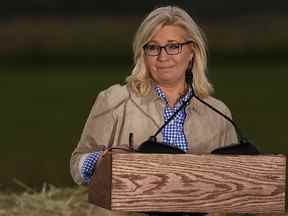 La représentante américaine Liz Cheney (R-WY) prononce un discours de concession aux supporters lors d'un événement nocturne primaire le 16 août 2022 à Jackson, Wyoming.