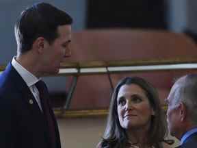 La vice-première ministre du Canada Chrystia Freeland, au centre, et le chef de cabinet du président mexicain Andres Manuel Lopez Obrador Fernado Romo, écoutent le conseiller principal de la Maison Blanche Jared Kushner lors d'un événement pour signer une mise à jour de l'Accord de libre-échange nord-américain, à la palais national à Mexico, mardi 10 décembre 2019.