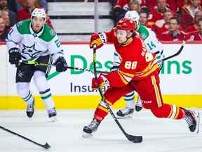 L'ailier gauche des Flames de Calgary Andrew Mangiapane (88) tire la rondelle contre les Stars de Dallas lors de la deuxième période du cinquième match de la première ronde des séries éliminatoires de la Coupe Stanley 2022 au Scotiabank Saddledome le 11 mai 2022.