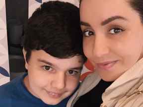 Mozhdeh Khodaei et son fils Rodin Jamshidi, 12 ans.