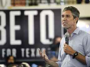 Beto O'Rourke, candidat démocrate au poste de gouverneur du Texas, prend la parole lors d'une assemblée publique au McAllen Creative Incubator à McAllen, Texas, le 7 juin 2022.