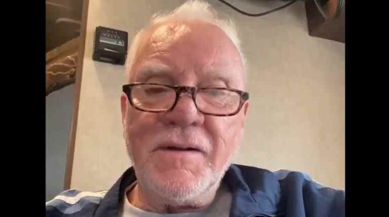 Malcolm McDowell annonce le retard de Gloomwood: "Pour l'amour de Dieu, vous pouvez attendre"
