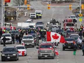 Des camionneurs et des partisans bloquent l'accès au pont Ambassador pour protester contre les mandats de vaccination contre la COVID-19 à Windsor, en Ontario.