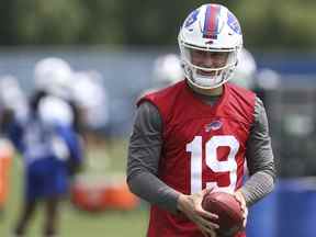 Matt Araiza des Buffalo Bills sourit lors du mini camp des Bills le 15 juin 2022 à Orchard Park, NY