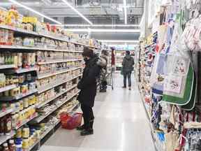 Des gens font leurs courses dans une épicerie à Montréal.