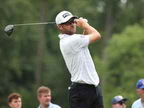 Corey Conners du Canada joue son tir du troisième tee lors de la dernière ronde du championnat BMW au Wilmington Country Club le 21 août 2022 à Wilmington, Delaware.