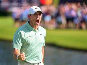 28 août 2022 ;  Atlanta, Géorgie, États-Unis ;  Rory McIlroy réagit après avoir réussi un birdie putt au 15e trou lors de la dernière ronde du tournoi de golf TOUR Championship.