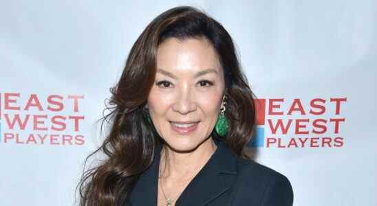 Michelle Yeoh reçoit un diplôme honorifique AFI : « Vous avez fait de ma mère la mère la plus heureuse du monde »