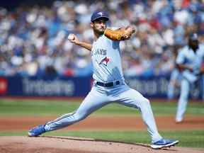 Mitch White des Blue Jays de Toronto lance lors de la première manche de leur match de la MLB contre les Guardians de Cleveland au Rogers Centre le 13 août 2022 à Toronto.