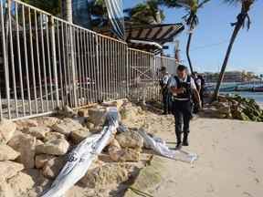 Sur cette photo d'archive, des agents de la police mexicaine enquêtent dans une discothèque près de la plage de Playa del Carmen, dans l'État de Quintana Ro, au Mexique, où 5 personnes ont été tuées, dont trois étrangères, lors d'un festival de musique le 16 janvier 2017.