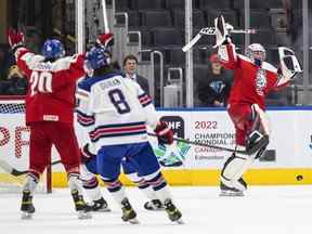 Le gardien de but tchèque Tomas Suchanek (30 ans) célèbre la victoire sur les États-Unis lors du quart de finale du Championnat mondial de hockey junior de l'IIHF à Edmonton le mercredi 17 août 2022.