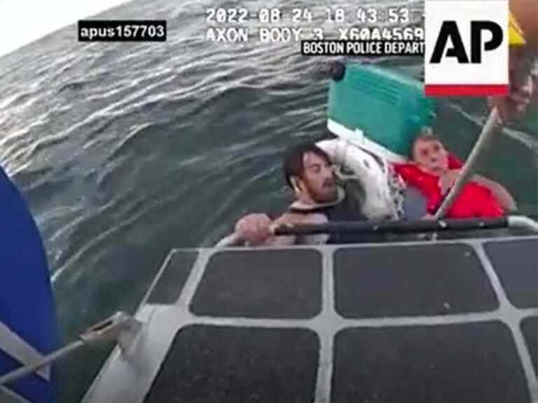 « NOUS SOMMES TELLEMENT FAIBLES »: Père et fils accrochés à une glacière sauvés du port de Boston