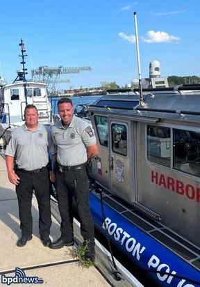 Les officiers Stephen Merrick, à gauche, et Garrett Boyle, à droite, de l'unité portuaire de la police de Boston sont représentés sur une photo à distribuer.