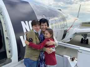 Kim Phuc Phan Thi pose avec des Ukrainiens quittant Varsovie, en Pologne, pour le Canada sur cette photo récente.