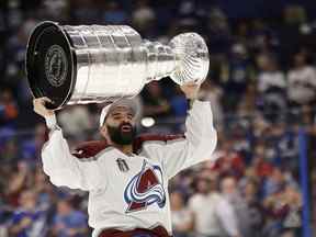 Nazem Kadri, alors centre de l'Avalanche du Colorado, célèbre avec la coupe Stanley.