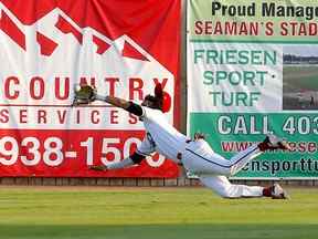 Micah McDowell des Okotoks Dawgs fait une grosse prise contre le Moose Jaw Miller Express lors du troisième match décisif de leur série de championnats WCBL au Seaman Stadium à Okotoks le jeudi 18 août 2022.