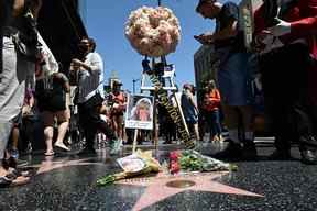 Des fleurs et des photos sont vues sur l'étoile de la chanteuse et actrice australienne Olivia Newton-John sur le Hollywood Walk of Fame à Hollywood, Californie, le 8 août 2022.