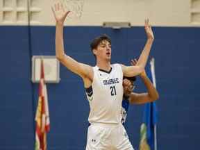 Olivier Rioux, de l'équipe du Québec, participe à un match quart de finale de basketball masculin contre l'équipe de l'Alberta aux Jeux d'été du Canada de 2022 à Welland, en Ontario, le jeudi 11 août 2022.