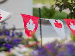 Des drapeaux avec des feuilles d'érable sont accrochés à l'extérieur de la mosquée Baitur Rahmat à Saskatoon, en Saskatchewan.