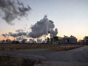 Une raffinerie Exxon Mobil Corp. au port de Rotterdam à Rotterdam, aux Pays-Bas.