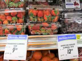 Fraises, raisins et autres produits frais au Northern à Fort Chipewyan, en Alberta.