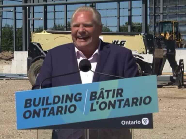 POLITIQUE AVEC UN BUZZ: Regardez le premier ministre de l’Ontario avaler une abeille lors d’une conférence de presse