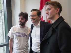 Le candidat à la direction du parti conservateur Pierre Poilievre pose pour des photos avec des partisans lors d'une rencontre en avril à l'Université de la Colombie-Britannique.