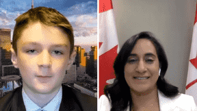 Wyatt Sharpe est un YouTuber de 13 ans qui a pu obtenir des entretiens individuels avec pratiquement tous les principaux acteurs de la politique canadienne, y compris le chef du NPD Jagmeet Singh, le premier ministre de l'Ontario Doug Ford et le premier ministre Justin Trudeau.  Dans sa dernière vidéo, il interviewe la ministre de la Défense Anita Anand au sujet du soutien canadien à l'Ukraine.  Dans ce document, Anand a admis pour la première fois que les forces spéciales canadiennes sont engagées clandestinement dans un combat direct avec les Russes (je plaisante, l'interview était principalement des balles molles polies).