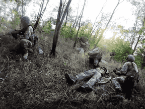 Une capture d'écran d'une vidéo publiée dans le National Post montrant une unité de combattants ukrainiens – dont certains volontaires canadiens – se faisant tirer dessus par les forces russes près de Kherson.  L'un des Canadiens a déclaré au National Post que c'était cet échange de tirs qui l'avait contraint à rentrer chez lui.  