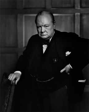 La photo ci-dessus du Premier ministre britannique Winston Churchill, qui a été prise à Ottawa par le célèbre photographe portraitiste canadien Yousuf Karsh, a apparemment été volée dans le hall du Château Laurier, qui conserve une galerie de portraits de Karsh en exposition permanente.  Étant donné qu'il s'agissait d'une photographie, les voleurs n'ont pu s'emparer que d'une copie et le négatif original demeure entre les mains de Bibliothèque et Archives Canada.  Cependant, la copie était vraisemblablement un agrandissement rare réalisé par le propre studio de Karsh plutôt que les millions et millions d'autres copies qui ont été faites de l'image emblématique (y compris sur les billets de banque officiels de la Banque d'Angleterre).