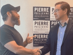 Une photo publiée sur Telegram du favori du leadership conservateur Pierre Poilievre serrant la main de Jeremy MacKenzie, un Néo-Écossais faisant face à une série d'armes à feu et à des accusations de harcèlement criminel qui a été décrit comme un organisateur politique d'extrême droite.  MacKenzie a déclaré qu'il avait organisé la réunion uniquement parce qu'il savait que cela provoquerait une réaction médiatique.