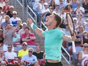 Pablo Carreno Busta, d'Espagne, réagit après avoir battu Hubert Hurkacz, de Pologne, pour remporter la finale de tennis de l'Omnium Banque Nationale à Montréal le dimanche 14 août 2022.