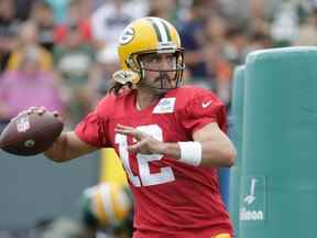 Le quart-arrière des Green Bay Packers Aaron Rodgers (12 ans) lors du camp d'entraînement du lundi 1er août 2022 au Ray Nitschke Field de Green Bay, Wisconsin.