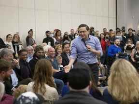 Le candidat à la direction du parti conservateur Pierre Poilievre organise un rassemblement électoral à Toronto, le samedi 30 avril 2022.