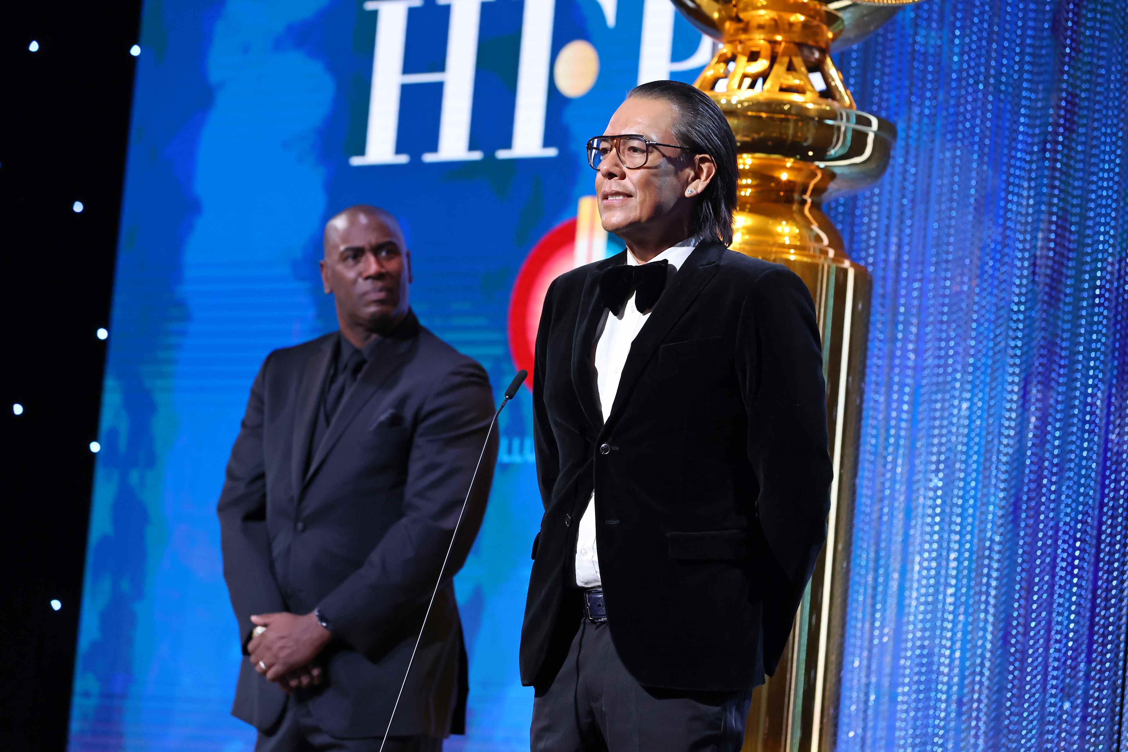 BEVERLY HILLS, CALIFORNIE – 09 JANVIER: (LR) Neil Phillips, directeur de la diversité de la HFPA, et Bird Runningwater d'IllumiNative parlent sur scène lors de la 79e cérémonie annuelle des Golden Globe Awards au Beverly Hilton le 09 janvier 2022 à Beverly Hills, Californie.  (Photo par Emma McIntyre/Getty Images pour Hollywood Foreign Press Association)