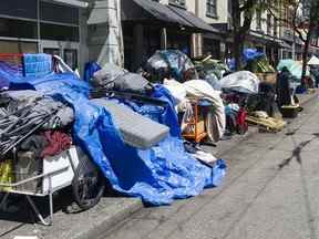 PHOTO DE DOSSIER de tentes alignées sur les trottoirs de la rue East Hastings à Vancouver.