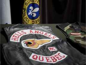 La Sûreté du Québec présente les gilets des Hells Angels.