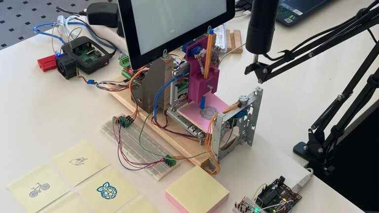 Raspberry Pi Drives Minuscule machine de dessin CNC