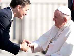 Le Premier ministre canadien Justin Trudeau (à gauche) salue le pape François à son arrivée à la Citadelle de Québec à Québec, Québec, Canada, le 27 juillet 2022.