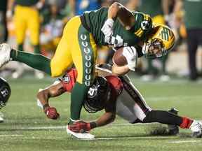 19 août 2022 ;  Ottawa, Ontario, CAN;  Le porteur de ballon des Elks d'Edmonton Ante Milanovic-litre (34) est attaqué par le demi défensif du ROUGE et NOIR d'Ottawa Randall Evans (2) en seconde période au stade TD Place.