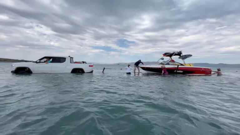 Regardez un Rivian R1T aller nager lors d’un lancement et d’une récupération de bateaux sauvages