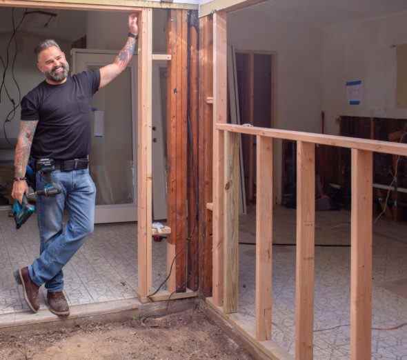 Renovation Impossible TV Show on HGTV: canceled or renewed?