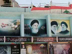 Vue des bannières représentant le défunt dirigeant iranien, l'ayatollah Ruhollah Khomeini, le dirigeant suprême iranien, l'ayatollah Ali Khamenei, et le dirigeant libanais du Hezbollah, Sayyed Hassan Nasrallah, dans la ville de Yaroun, au sud du Liban, le 15 août 2022. REUTERS/Issam Abdallah