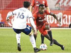 7 novembre 2021 ;  Toronto, Ontario, CAN ;  Le défenseur du Toronto FC Richie Laryea (22 ans) dribble le ballon vers l'attaquant de DC United Adrien Perez (16 ans) en seconde période au BMO Field.